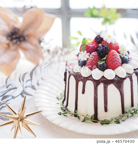オシャレなクリスマスイチゴケーキの写真素材