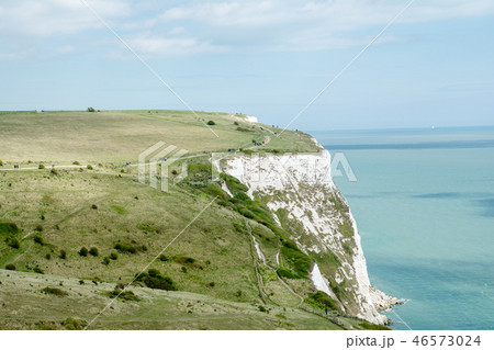 イギリス郊外のドーバー海峡　切り立つホワイトクリフと青い海 46573024