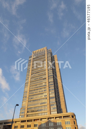 早朝の東京駅前風景 46577195