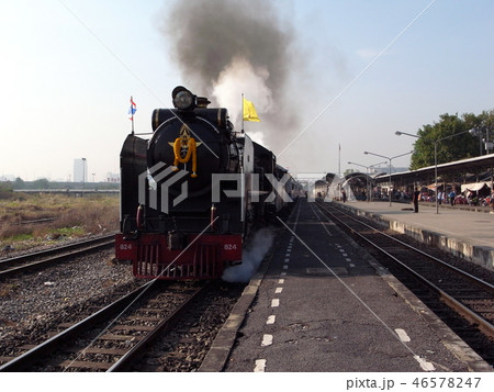タイのバンスー駅を通過する蒸気機関車 46578247
