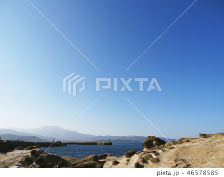 野柳地質公園から金山方面を眺める 46578585