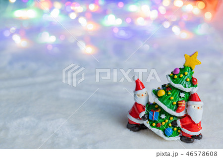 クリスマスイメージ　クリスマスツリー　サンタクロース　イルミネーション　玉ボケ 46578608