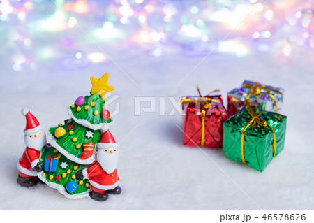 クリスマスイメージ　クリスマスツリー　サンタクロース　イルミネーション　玉ボケ 46578626