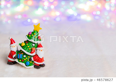 クリスマスイメージ　クリスマスツリー　サンタクロース　イルミネーション　玉ボケ 46578627