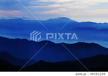 南アルプス塩見岳山頂から　光芒に煙る　恵那山　木曽遠景　 46581209