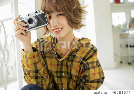 カメラ女子 メガネ女子 外ハネヘアーの写真素材