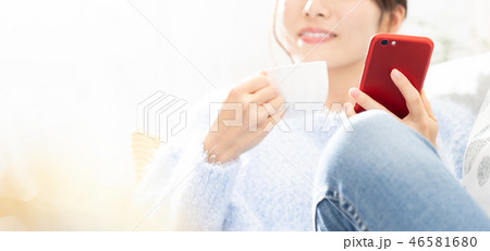 スマホを見る女性 スマホを見る女性 46581680