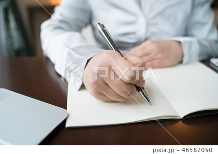 手紙を書く女性(顔無し) 手紙を書く女性(顔無し) 46582050