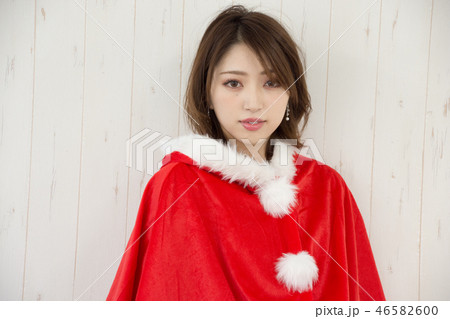 サンタ衣装の女性 サンタ衣装の女性 46582600