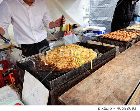 露天商が屋台で「焼きそば」を作る光景の写真素材 [46583693] - PIXTA
