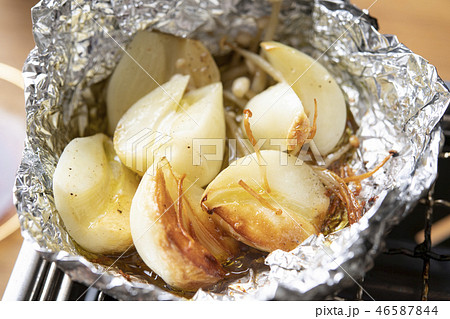 にんにくのホイル焼きの写真素材