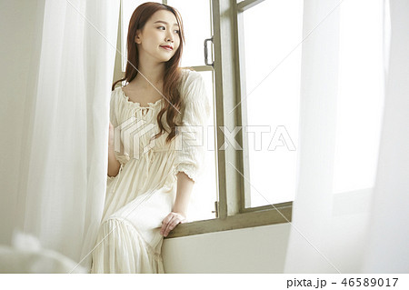 女性　リラックス 46589017