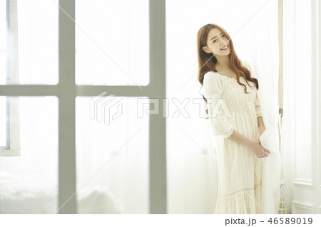 女性　リラックス 46589019