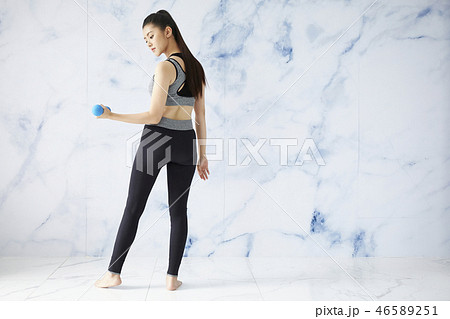 女性 スポーツウェア エクササイズ 女性 スポーツウェア エクササイズ 46589251