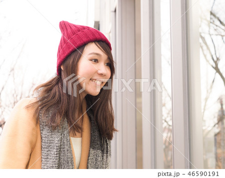 コートを着てウィンドウショッピングをする女性 コートを着てウィンドウショッピングをする女性 46590191