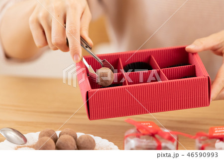 バレンタインデー　ラッピング 46590993