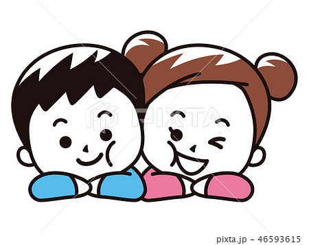 頬を寄せ合う男の子と女の子 46593615