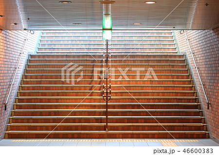 地下鉄、地下街への出入り口_福岡市天神地下街：地下鉄（階段） 46600383