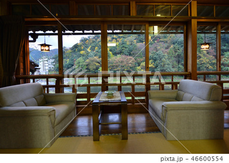 三朝温泉　老舗旅館　客室の窓際 46600554