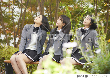 高校生 ベンチ 女性 46600985
