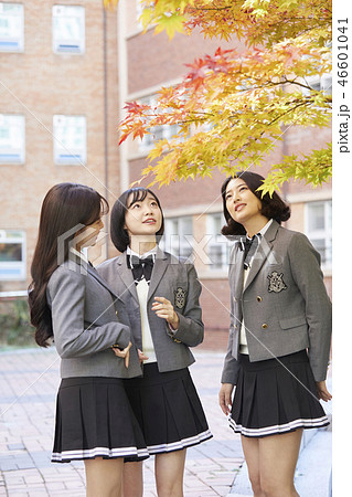 高校生 女子学生 上げ見る 46601041