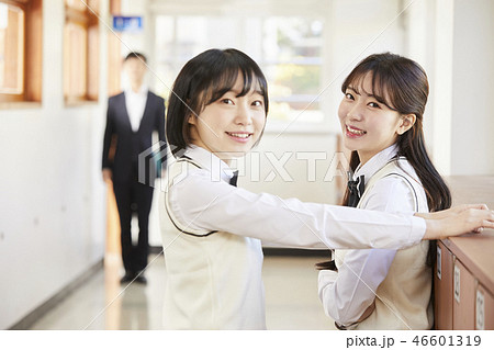 高校生 廊下 女性 46601319