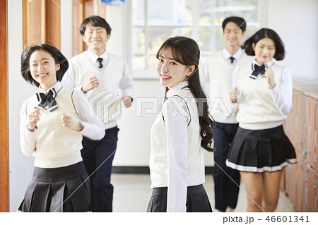 高校生 廊下 女性 46601341
