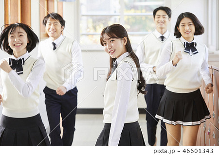 高校生 廊下 女子学生 46601343