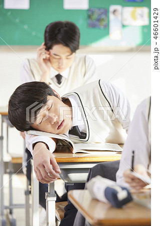 高校生 教室 男 46601429