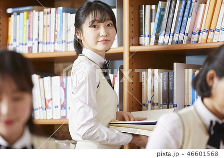 高校生 図書館 女性 46601568