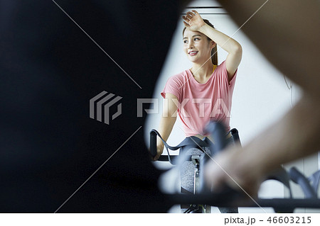 女性　スポーツウェア　エクササイズ 46603215