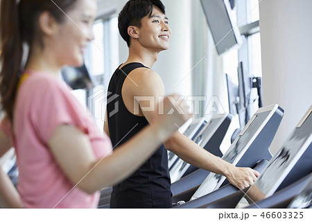 男性　スポーツウェア　トレーニング 46603325