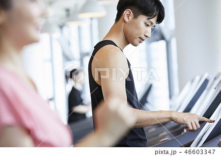 男性　スポーツウェア　トレーニング 46603347