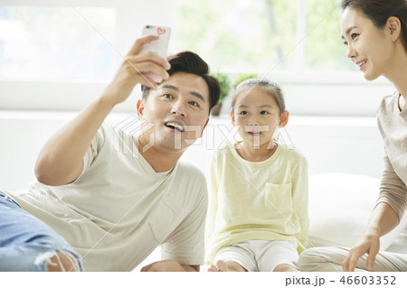 家族 ライフスタイル スマホ 家族 ライフスタイル スマホ 46603352