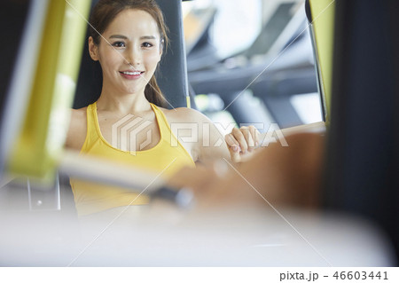 女性 スポーツウェア エクササイズ 女性 スポーツウェア エクササイズ 46603441