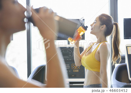 女性　スポーツウェア　エクササイズ 46603452