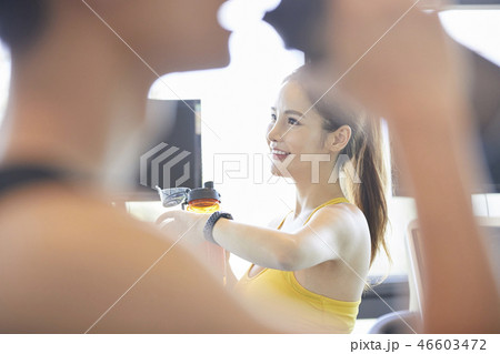 女性　スポーツウェア　エクササイズ 46603472
