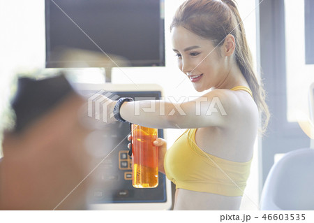 女性　スポーツウェア 46603535