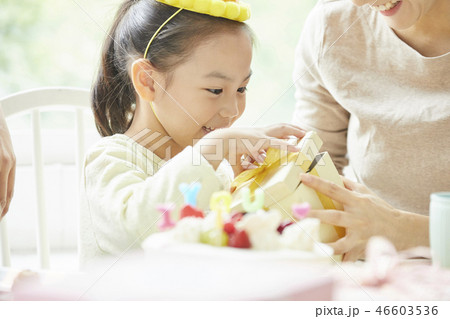 家族 ライフスタイル 誕生日 家族 ライフスタイル 誕生日 46603536