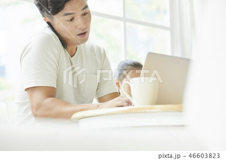 家族　ライフスタイル　スマホ 46603823