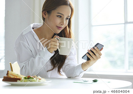 女性　リラックス 46604004