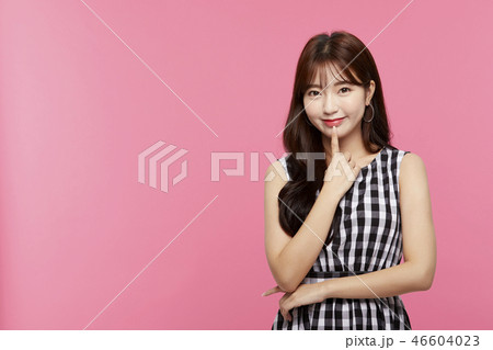 女性　ポートレートシリーズ　カラーバック　表情 46604023