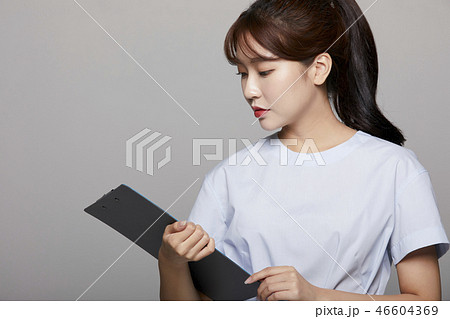 女性　ビューティーイメージ　カラーバック 46604369