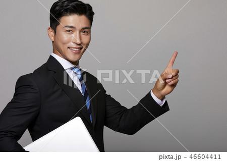 ビジネスマン　カラーバック　ハンドサイン 46604411