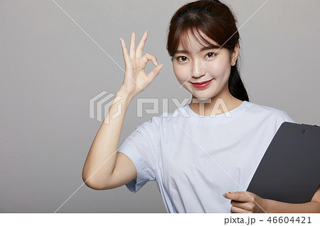 女性　ビューティーイメージ　カラーバック 46604421