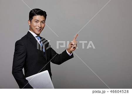 ビジネスマン　カラーバック　ハンドサイン 46604528