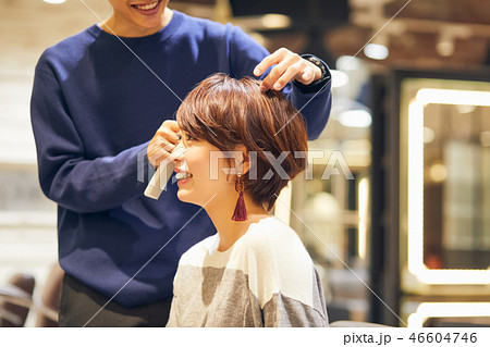 美容院にいる女性　ショートカット 46604746