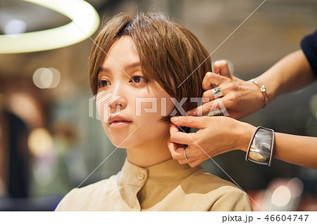 美容院にいる女性　ショートカット 46604747