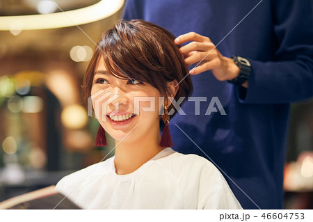 美容院にいる女性 ショートカット 美容院にいる女性 ショートカット 46604753