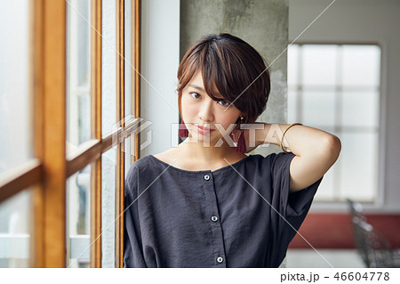 ショートカットの女性　ポートレート 46604778